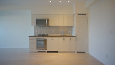 501-501 St Clair Ave W in Toronto, ON - Building Photo - Building Photo