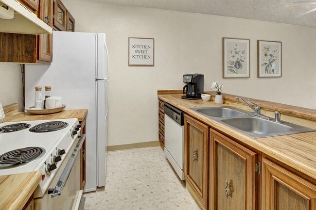 Park Plaza in Anchorage, AK - Foto de edificio - Building Photo