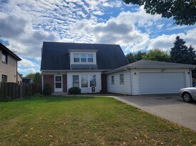 1001 E Callero Cir in Mount Prospect, IL - Building Photo