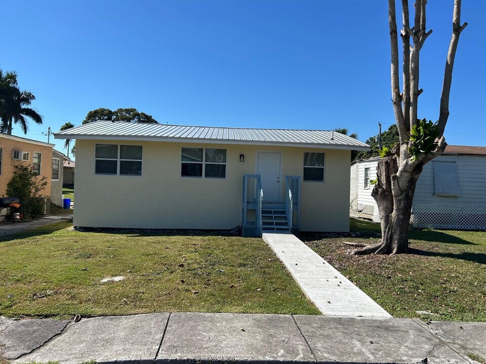 371 Banyan Ave in Pahokee, FL - Building Photo