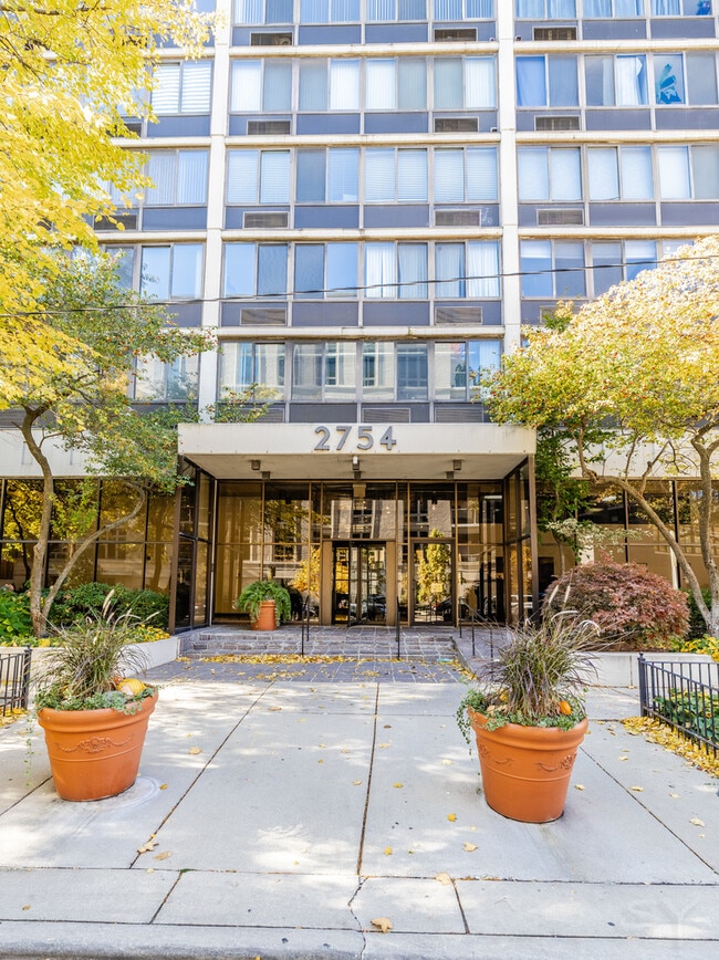 2754 N Hampden Ct in Chicago, IL - Building Photo - Building Photo