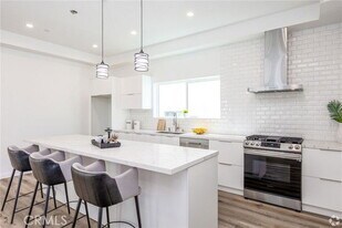 5655 Hazeltine Ave in Los Angeles, CA - Building Photo