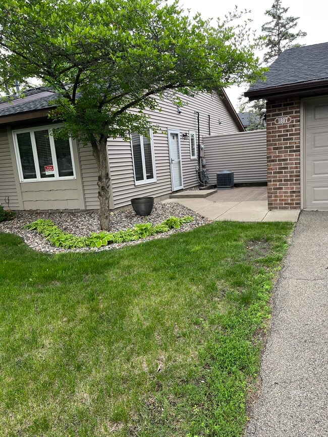 1807 Karis Way in Eagan, MN - Building Photo - Building Photo