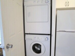 209 Madison Ave in Toronto, ON - Building Photo - Building Photo