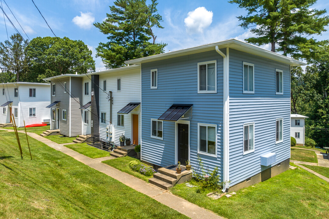 Woods Townhomes in Asheville, NC - Foto de edificio