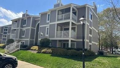 1009 Autumn Woods Ln, Unit APT 109 in Virginia Beach, VA - Building Photo - Building Photo
