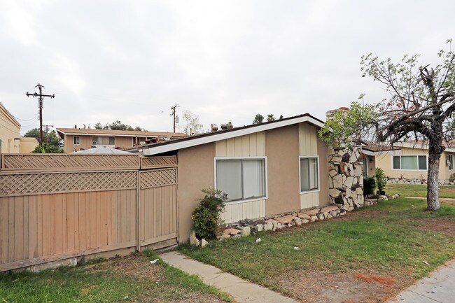 12072 Haster St in Garden Grove, CA - Foto de edificio - Building Photo