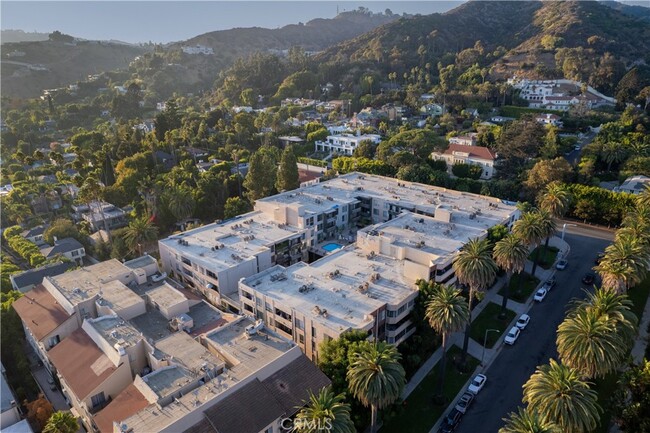 1745 Camino Palmero St, Unit 411 in Los Angeles, CA - Foto de edificio - Building Photo