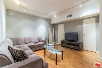 1131 Alta Loma Rd in West Hollywood, CA - Building Photo - Building Photo