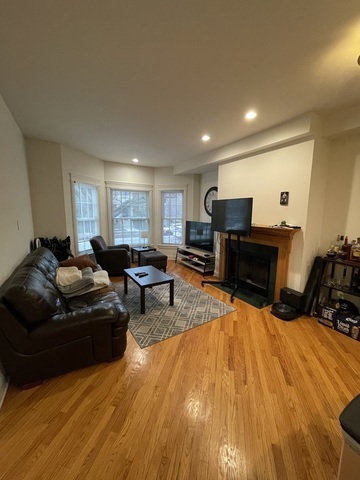 property at 1655 W Wrightwood Ave