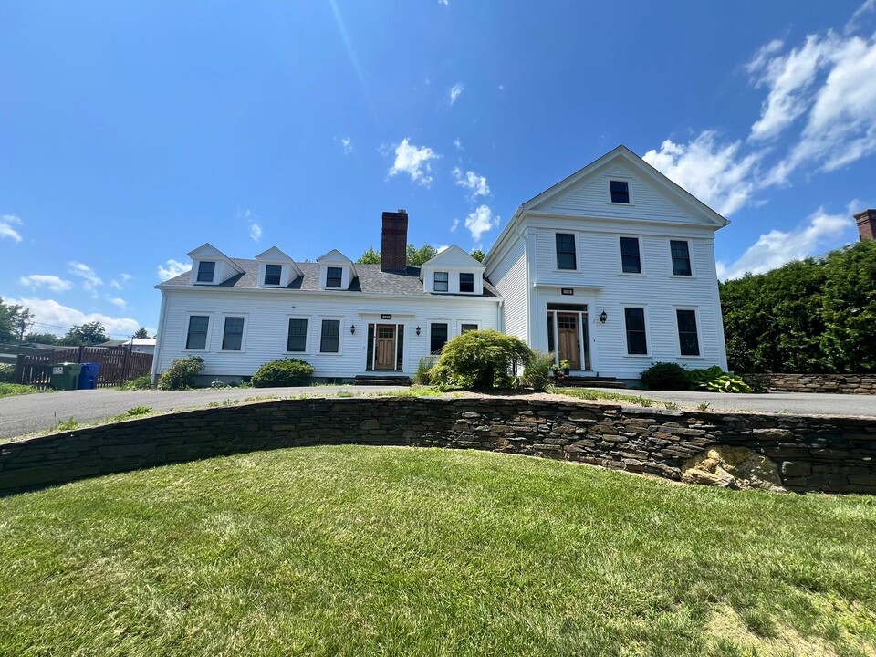 14 Gray St in Amherst, MA - Building Photo