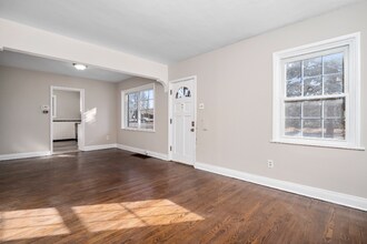 2329 Brown Rd in Overland, MO - Foto de edificio - Building Photo