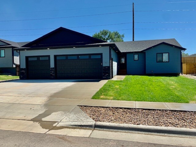 902 Braelynn Ln in Rapid City, SD - Building Photo