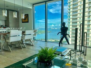650 NE 32nd St, Unit 3207 in Miami, FL - Building Photo - Building Photo