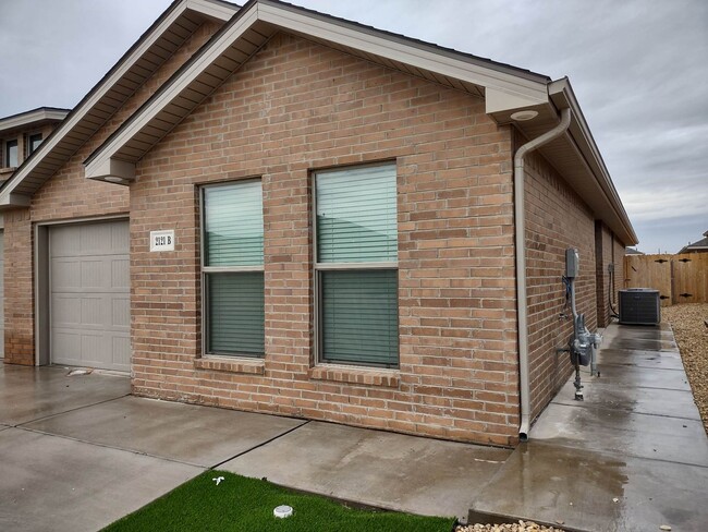 property at 2121 N Jayton Ave