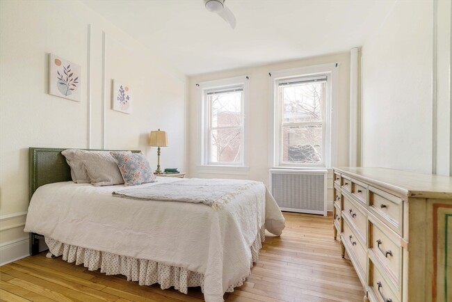 32 James St, Unit 1 in Brookline, MA - Foto de edificio - Building Photo