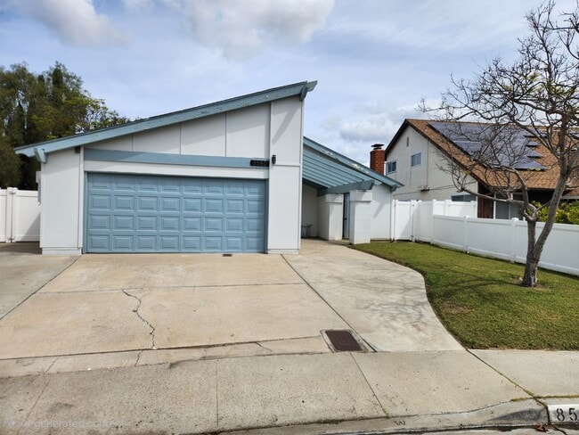 8580 Lynx Rd in San Diego, CA - Building Photo - Building Photo