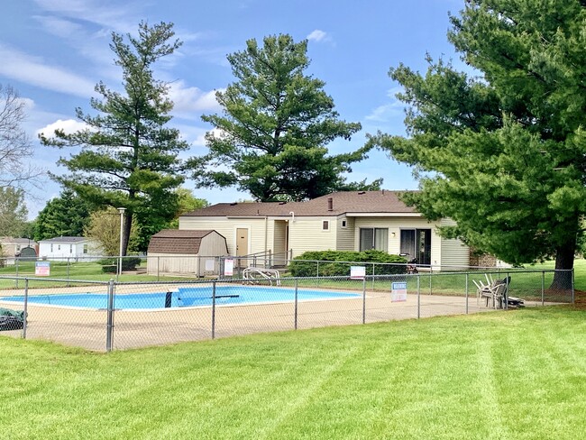 Kingswood Estates in Owosso, MI - Foto de edificio - Building Photo