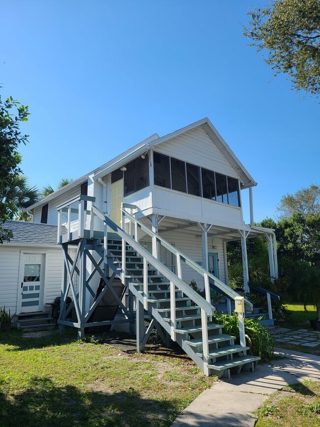 110 Rush St in New Smyrna Beach, FL - Foto de edificio - Building Photo