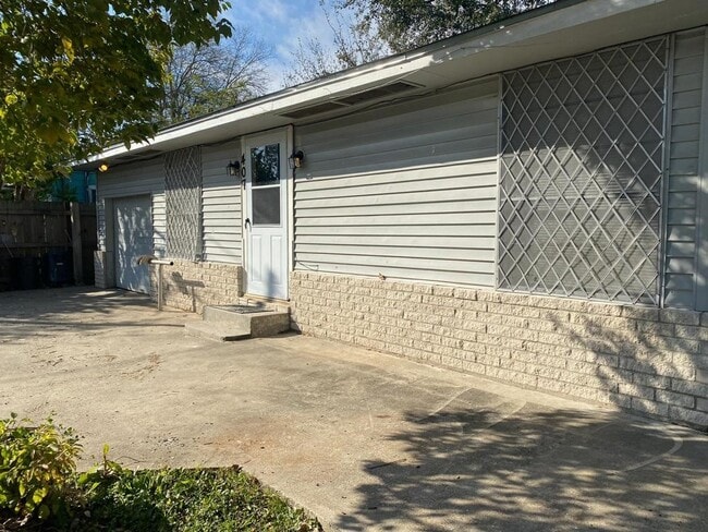 407 E Homan Ave in Baytown, TX - Building Photo - Building Photo