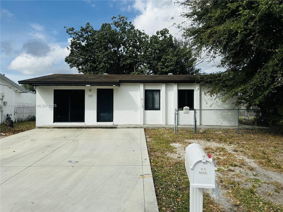 2983 NW 191st Terrace in Miami Gardens, FL - Building Photo