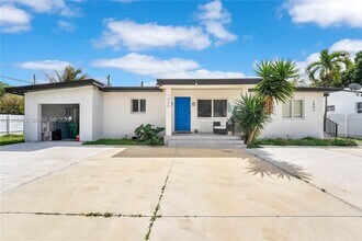 1002 NW 74th St in Miami, FL - Building Photo - Building Photo