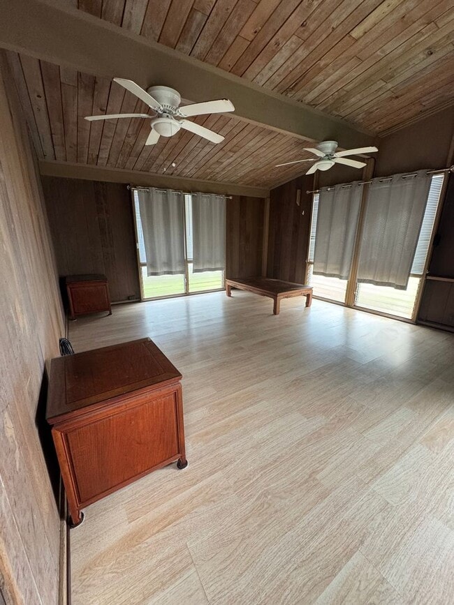 1910 Hoohai St in Pearl City, HI - Building Photo - Building Photo