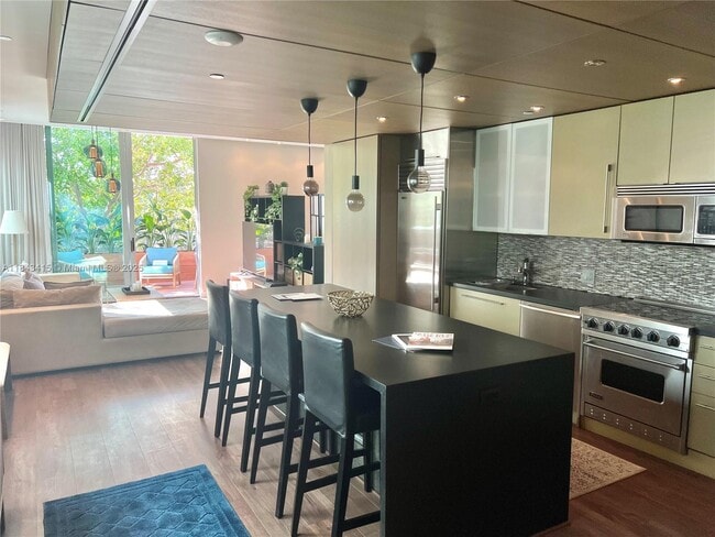1700 Meridian Ave, Unit 206 in Miami Beach, FL - Foto de edificio - Building Photo