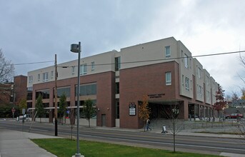University Center Apartments in Corvallis, OR - Foto de edificio - Building Photo
