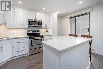 1058 Falgarwood Dr in Oakville, ON - Building Photo - Building Photo