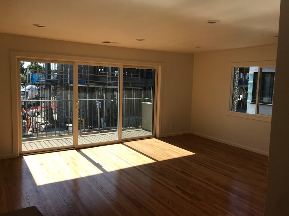 21 Alamitos Ave, Unit 3 in Long Beach, CA - Foto de edificio