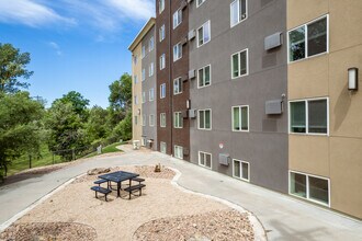 Parkview Towers in Englewood, CO - Foto de edificio - Building Photo