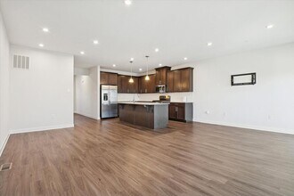 270 Chase Dr in Downingtown, PA - Foto de edificio - Building Photo