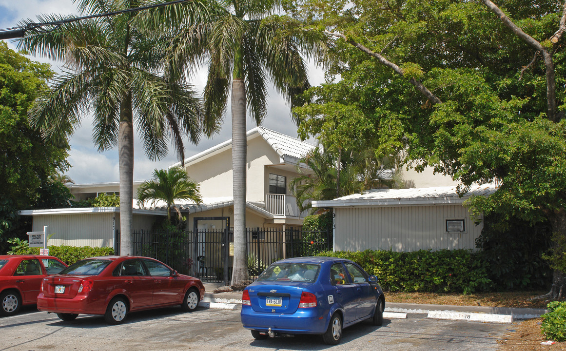 Areca Palms Apartments in Fort Lauderdale, FL - Building Photo