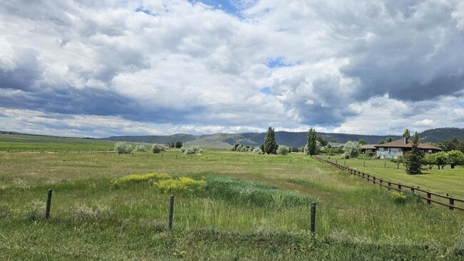 41225 Sparrowhawk Ln in Polson, MT - Foto de edificio - Building Photo