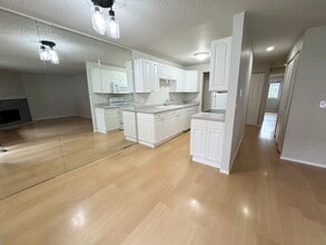 15705 NE 18th St, Unit Casa Hermosa in Bellevue, WA - Foto de edificio - Building Photo