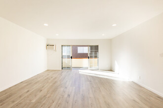 Willis Apartments in Sherman Oaks, CA - Building Photo - Building Photo