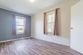 721 E Cemetery Ave in Chenoa, IL - Foto de edificio - Building Photo