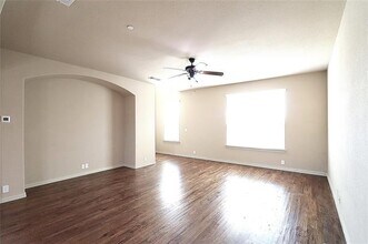2155 Mcparland Ct in Carrollton, TX - Foto de edificio - Building Photo