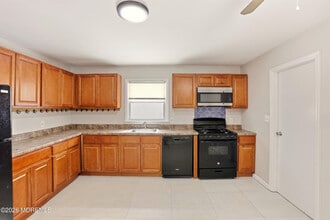 422 Shady Ln in Howell, NJ - Building Photo - Building Photo