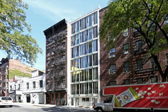 409 W 45th St in New York, NY - Foto de edificio - Building Photo