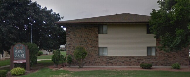 Maple Court Apartments in Oshkosh, WI - Foto de edificio - Building Photo