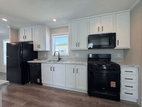 52780 S Zacharias Ct in Chesterfield, MI - Foto de edificio - Building Photo