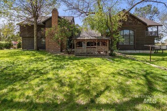 2306 N Montana Ave in Caldwell, ID - Foto de edificio - Building Photo