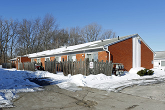 Laskey Manor in Toledo, OH - Building Photo - Building Photo