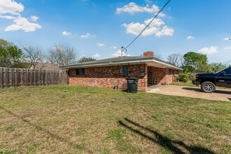 207 S Temple St in Caldwell, TX - Building Photo - Building Photo