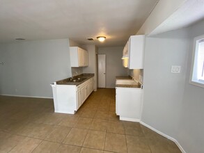5927 Fairshire Dr in San Antonio, TX - Building Photo - Building Photo
