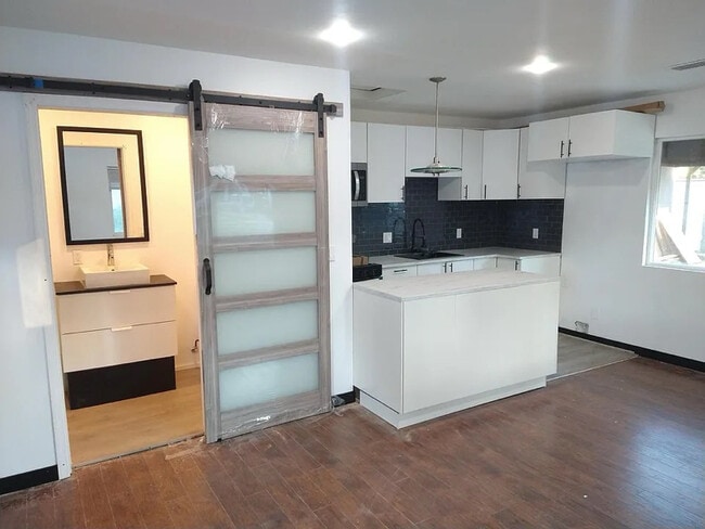 7046 Enfield Ave in Los Angeles, CA - Building Photo - Building Photo