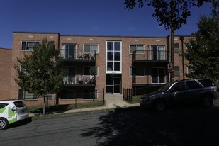 5000 Hanna Pl SE in Washington, DC - Building Photo
