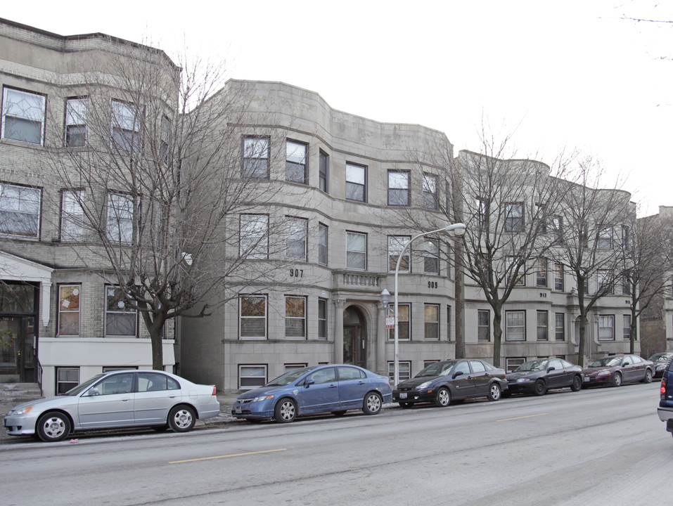 909 W Sheridan Rd in Chicago, IL - Foto de edificio